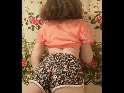 ❤️ Giovane pupa sexy fa uno striptease riprendendo i suoi pantaloncini alla telecamera ☑ Porno bello al it.hentaibar.ru ☑