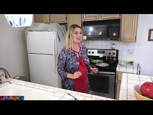 ❤️ Matrigna che lo munge in cucina prima del suo appuntamento ☑ Porno bello al it.hentaibar.ru ☑